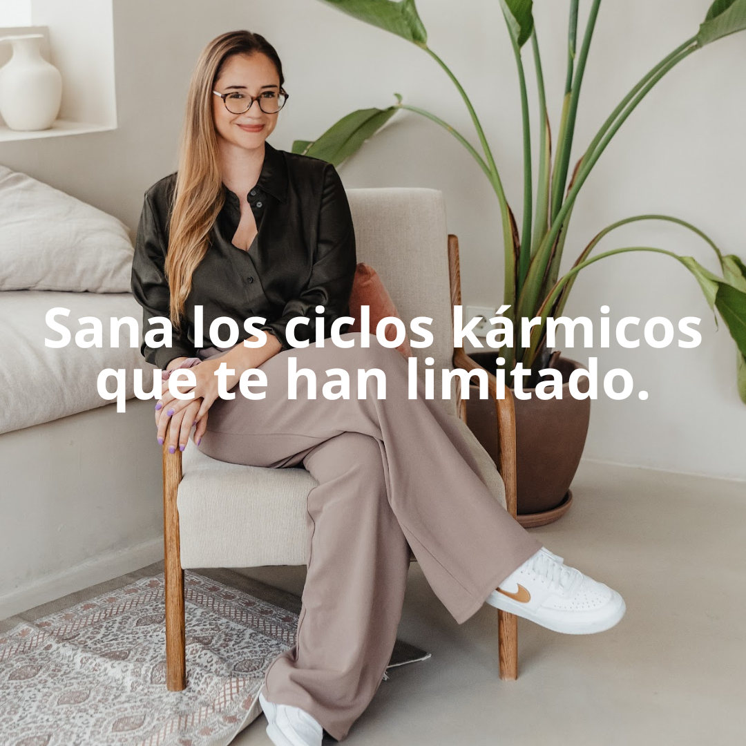 Kat sentada en una silla